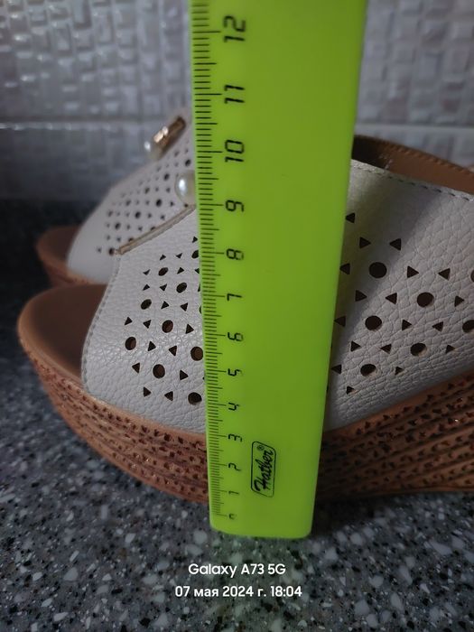 Босоножки новые продам