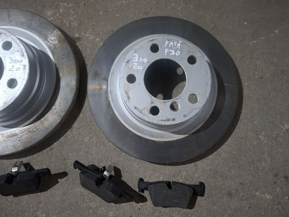 Set discuri frana fata cu plăcuțe BMW F30 F31 Allied Nippon 300 / 20  in stare foarte buna