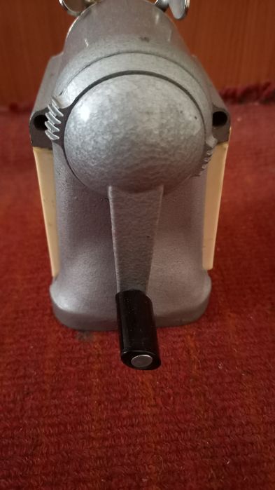 Продаю советскую точилку для карандашей