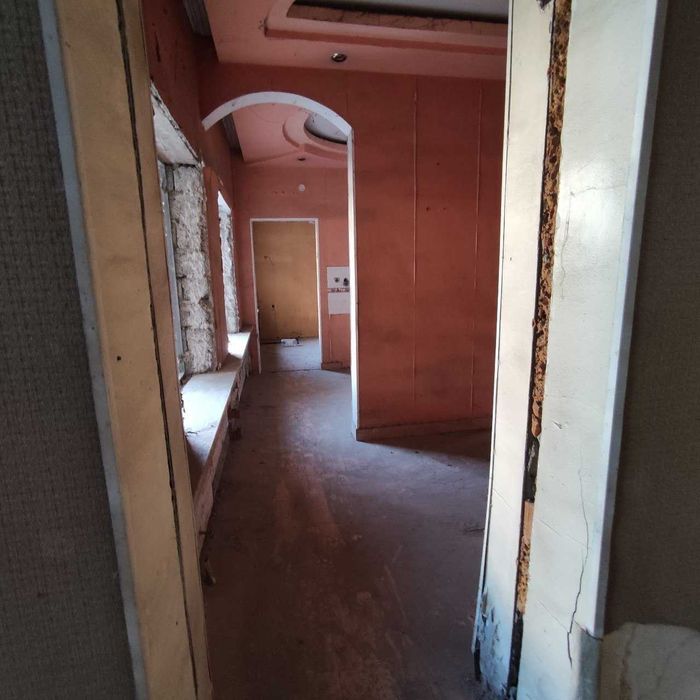 Продается участок с двух-этажным домом,рядом с Мечетью.