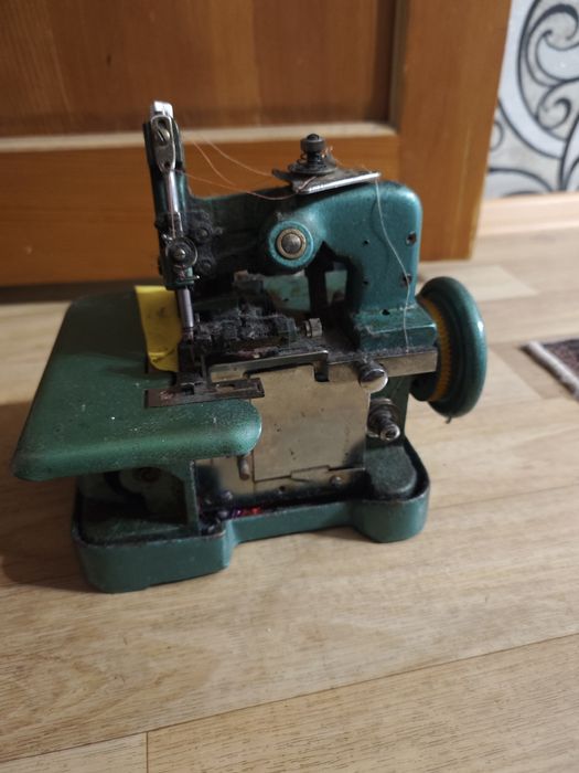 Оверлок бытовой продам