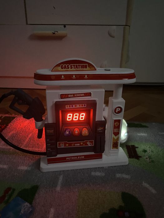 Бензиностанция и кола със звукови и светлинни ефекти