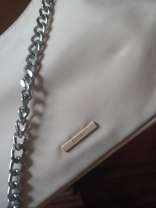 Чантичка Bershka