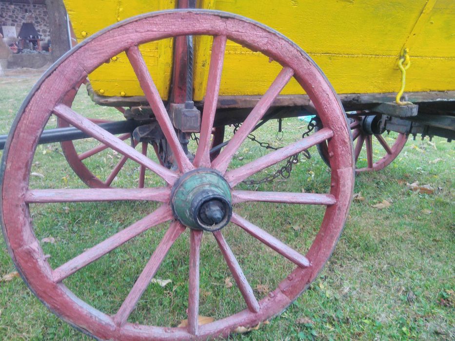 Продавам много стара каруца  !