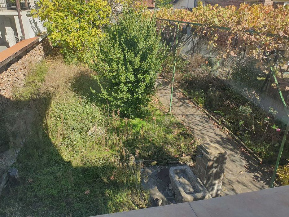 Къща,тухла на 2 ет.,гараж,двор 390 кв.м.,2-ра зона