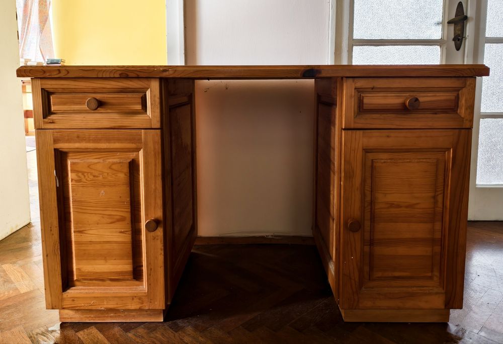 Дървено бюро с чекмеждета