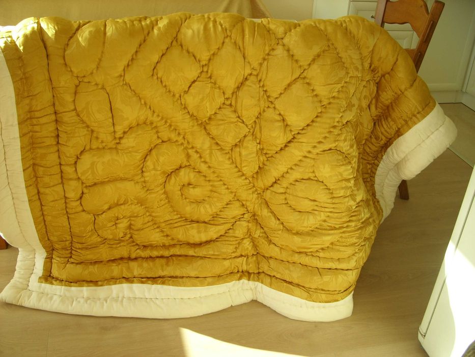 Сатенен юрган, старо злато