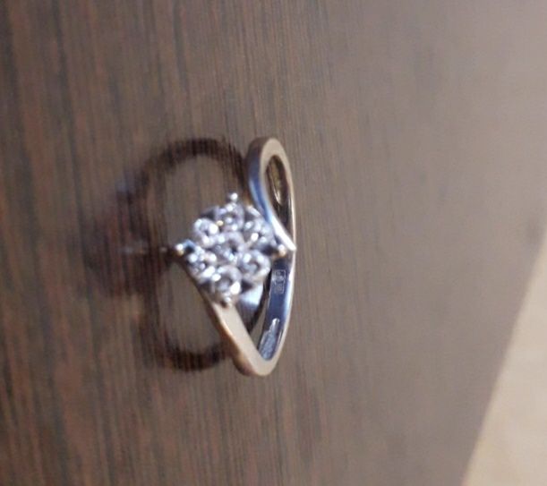 Продам кольцо с бриллиантами