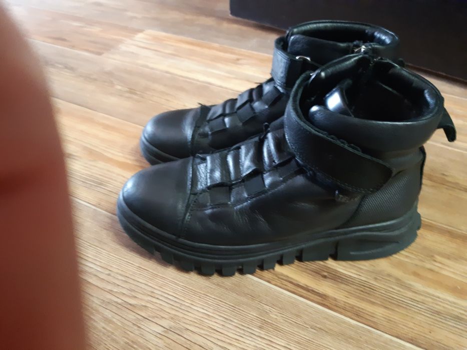 Продам демисизонные ботинки для мальчиков