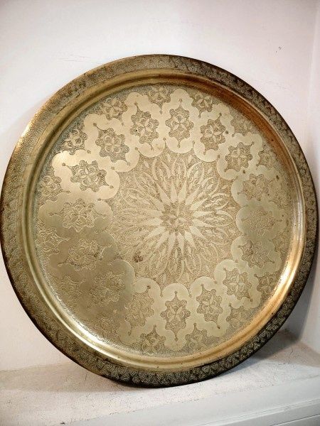 Superbă tava in stil oriental din bronz masiv cu gravura integral manuala specifice, dimensiuni 60 cm în diametru