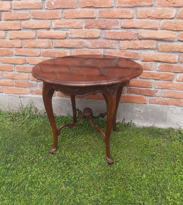 Masă din lemn masiv.