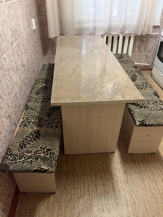 Стол кухонный со скамейками