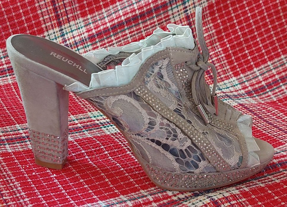 Продам босоножки на танкетке