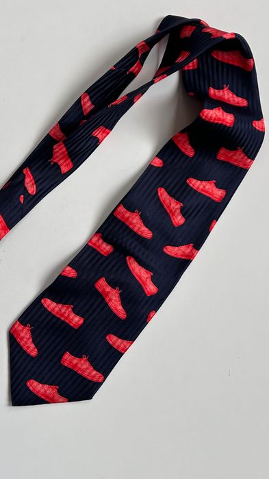 Boss silky tie авангардна вратовръзка с принт спортни обувки