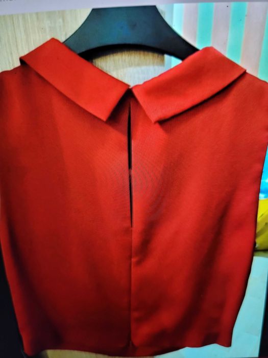 Vand top Coast, rosu intens, ideal pentru Sarbatori