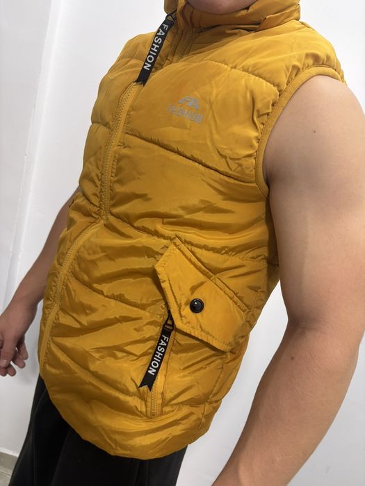 Продава се  спортен елек (грейка) Fashion Kids в свеж жълт цвят.