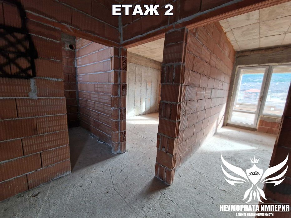 Продавам три етажна къща с 402РЗП, гараж и двор 460кв.м. в гр.Асеновград, кв.Изток на местност Шкилово