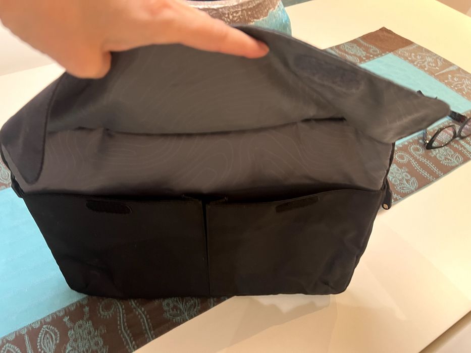 Geantă laptop INCASE, în stare ireproșabilă, ca nouă