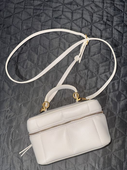 Bershka, The North Face, Columbia, Guess, Mick-Gwend, Zara- дамски чанти