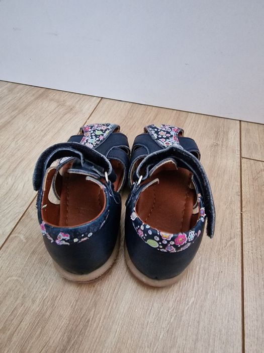 Маратонки джапанки пантофи сандали