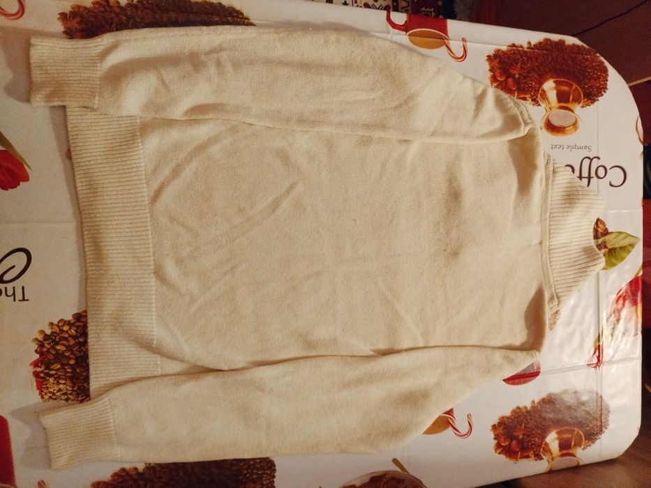 Pulover alb în pas cu moda