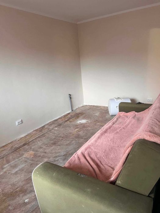 Vand garsoniera,confort 1,compusa din hol, baie, camera ,bucatarie si balcon izolat si inchis cu termopan ,etaj 4 ,str. Poetului, partial renovata,