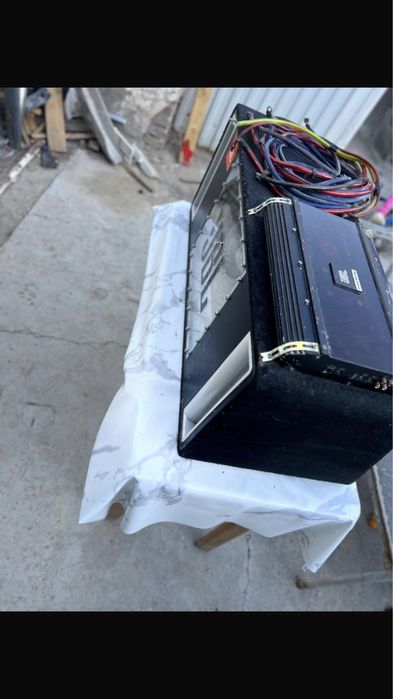 Сабвуфер JBL с усилителем и накопителем.