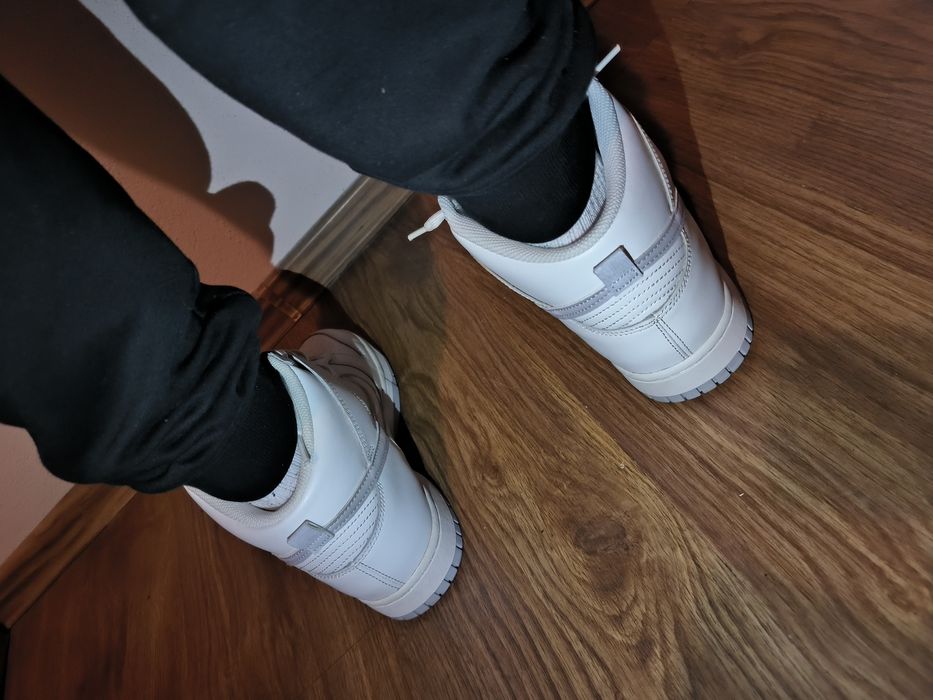 Adidași Nike Albi