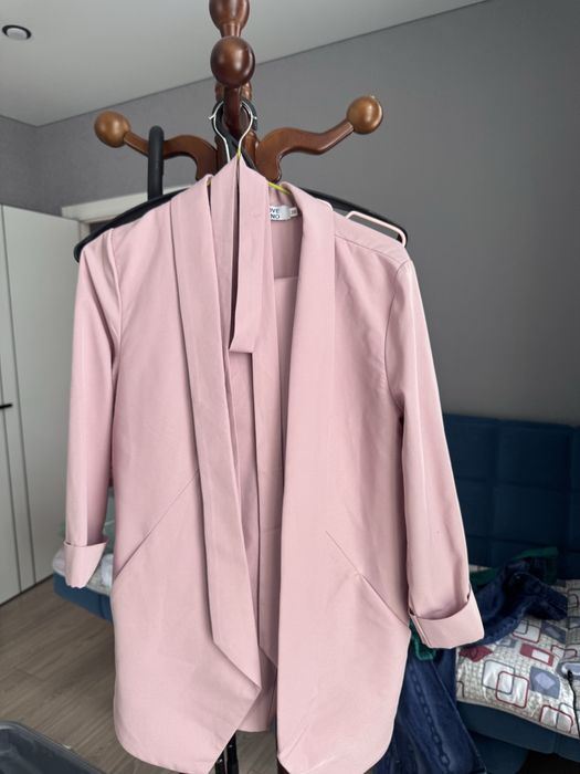 Продам деловые костюм новый