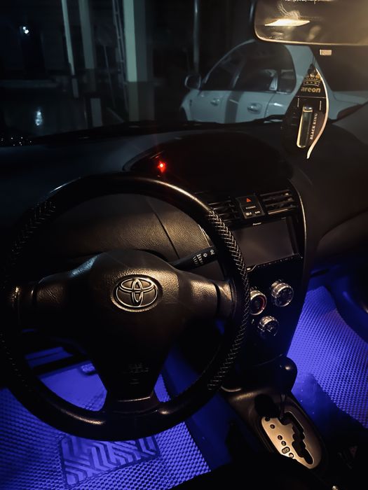 Toyota Yaris srochna sotiladi xolati zor aftamat faqat naxtka