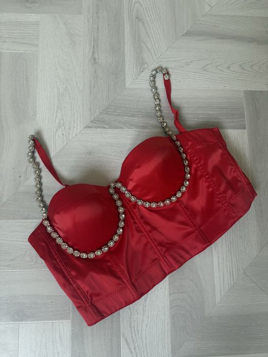 Женский красный топ с камнями