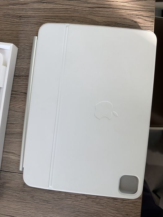Бяла Magic Keyboard за iPad Pro 11