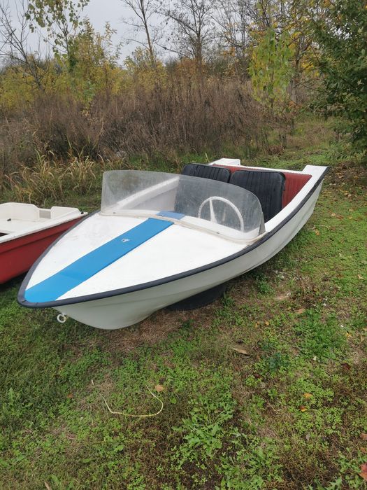 Barca fibra adusa acum Germania