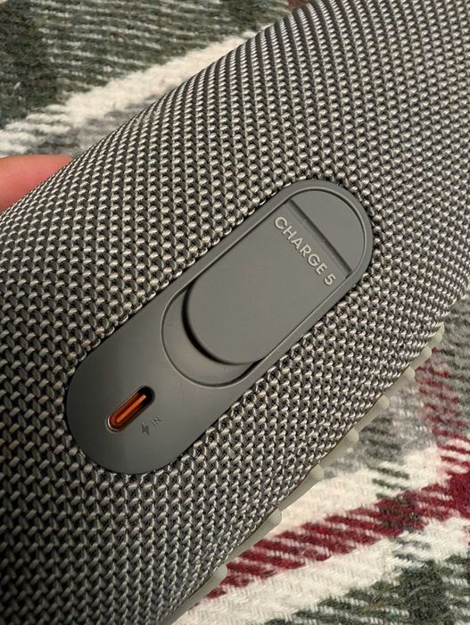 Продавам JBL Charge 5