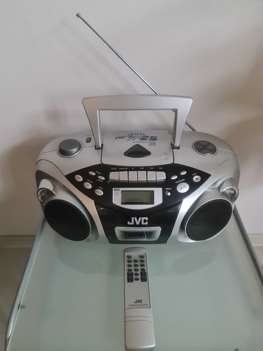JVC radio casetofon cu CD si telecomanda