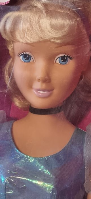 Papusa veche de colectie Barbie Cenusareasa