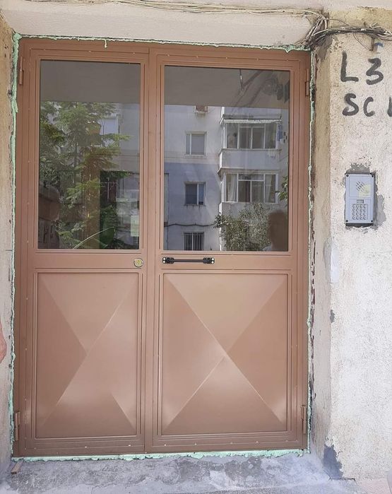 Ușii metalice întrare în Bloc