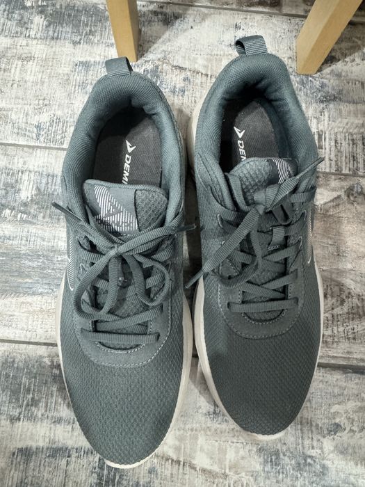 Кросовки Demix 43 размер