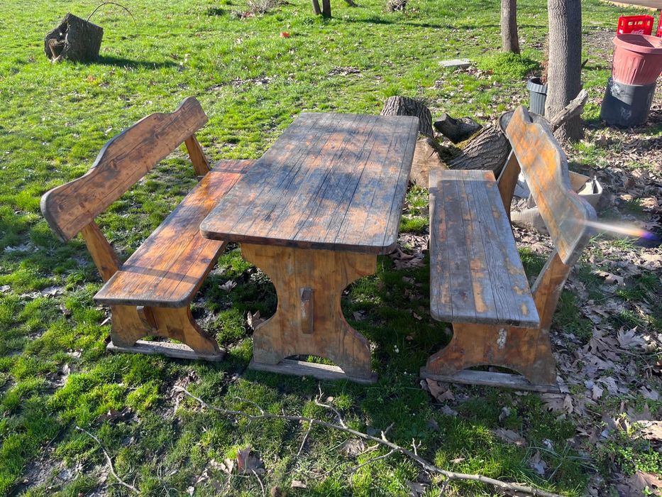 Дървена маса с пейки