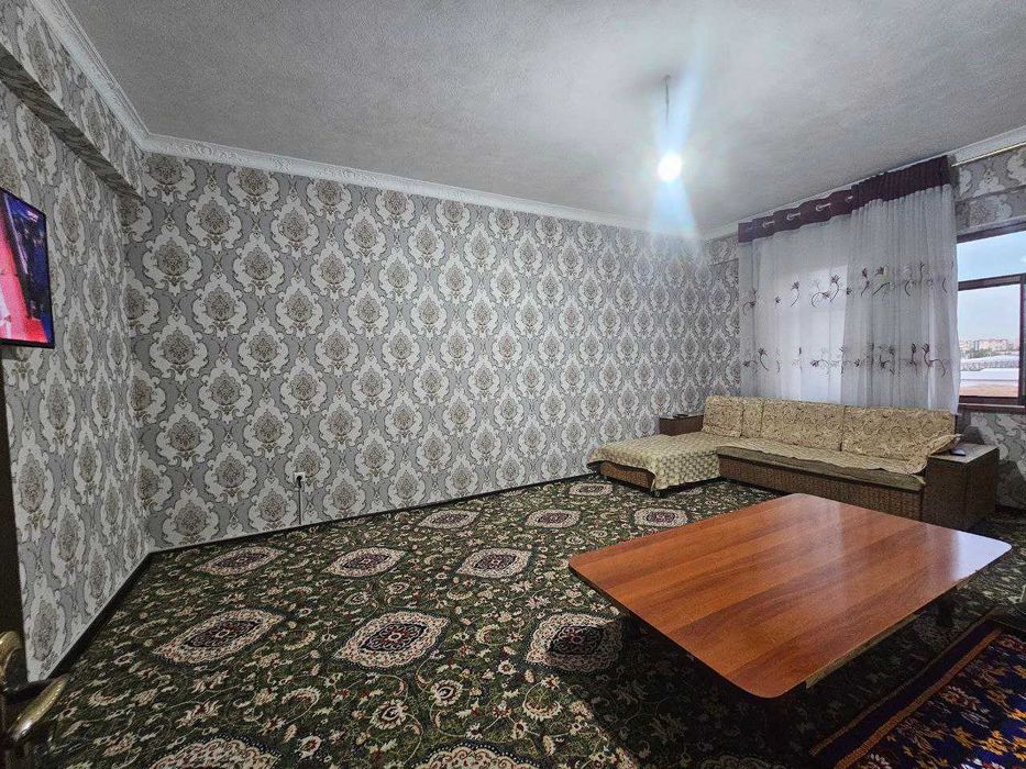 Махтумкули. Продам  4 комнатную квартиру на 4 этаже 7 этажного дома