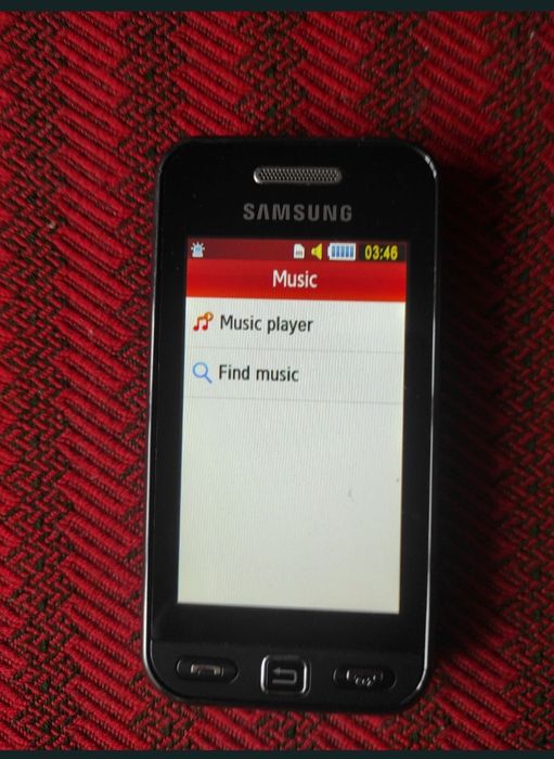Telefon cu touchscreen și cameră, foarte mic, robust, ocupă puțin spațiu și foarte practic.