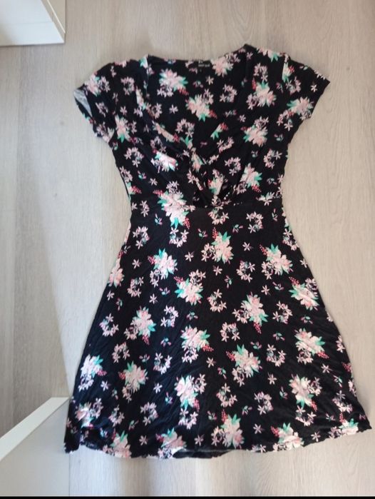 Rochie neagra cu imprimeu de flori oferta in descriere