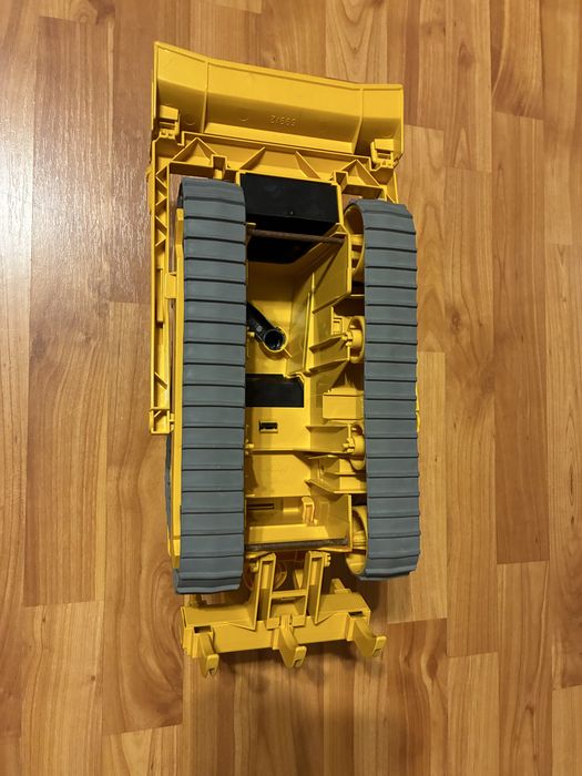 Buldozer Mare Bruder Caterpillar (CAT) pe Senile - Scara 1:16