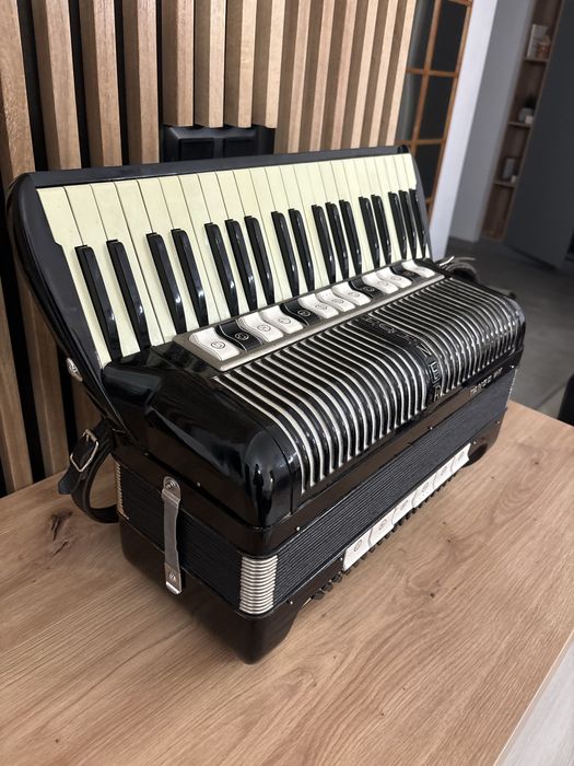 Acordeon Hohner cu 120 de basi in 4 voci