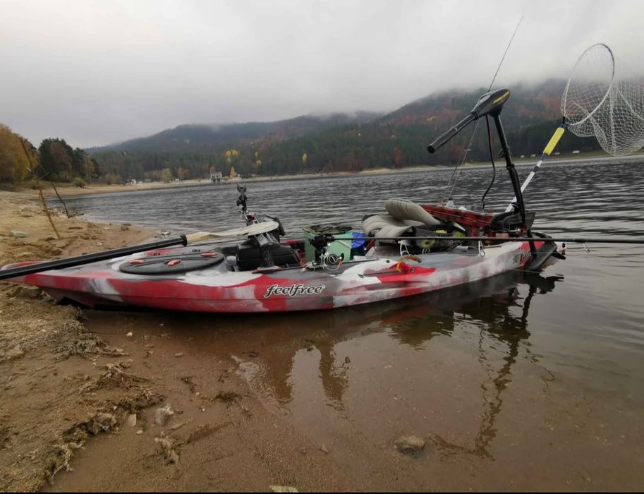 Каяк за риболов и забавление