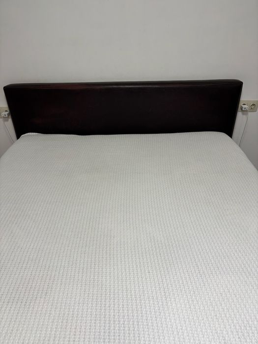 Спалня с матрак и повдигащ механизъм.