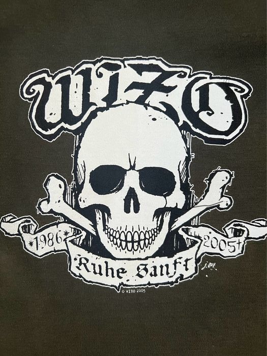 tricou y2k cu craniu