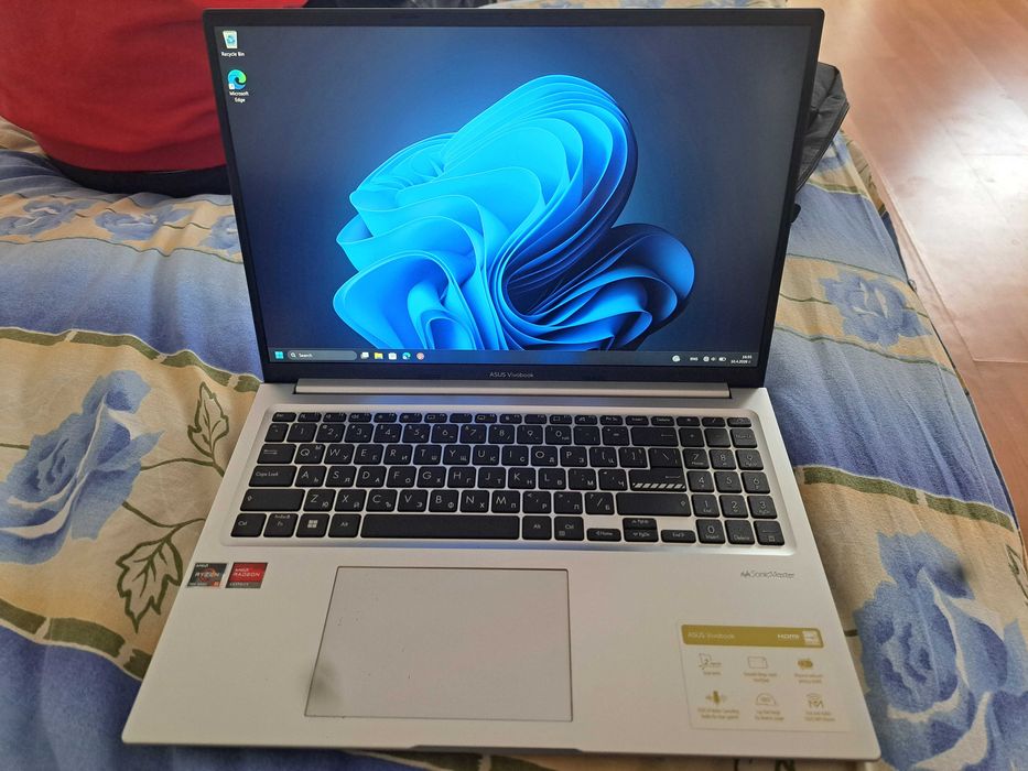 чисто нов лаптоп Asus Vivobook + оригинално зарядно