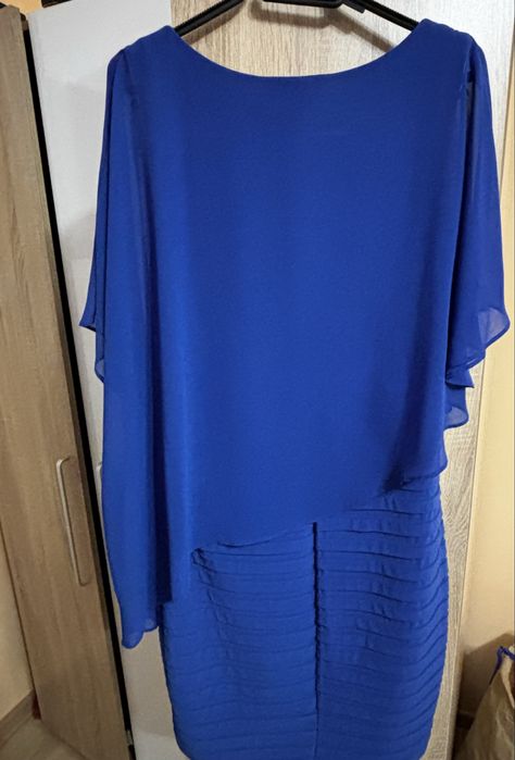 Красива синя рокля