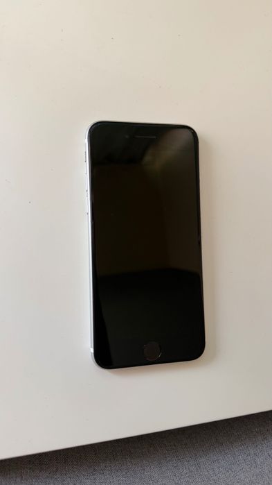 Продавам iPhone SE (2020) 128 GB.